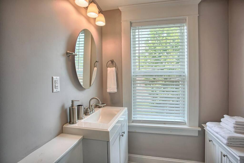 On Seneca - Beautiful 1 Bedroom Apartamento